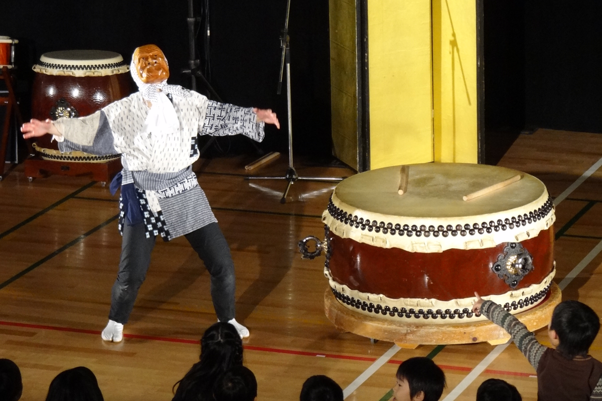 「色彩打楽 うちなハレ」の学校公演・芸術鑑賞会